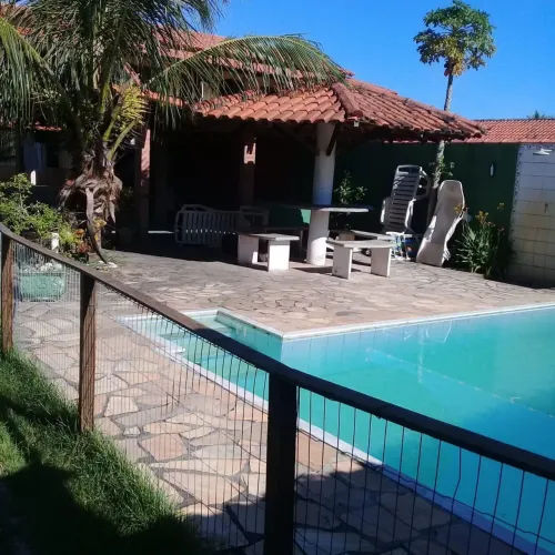 Casa com piscina para aluguel anual- Uma quadra da praia