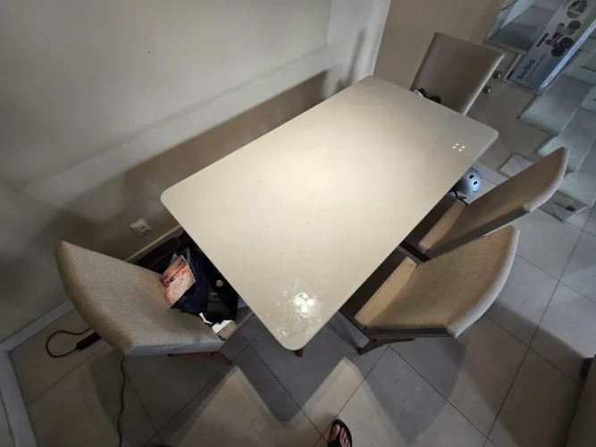 Mesa com 6 cadeiras
