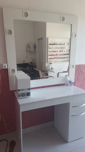 Vendo a mesinha junto com espelho penteadeira 