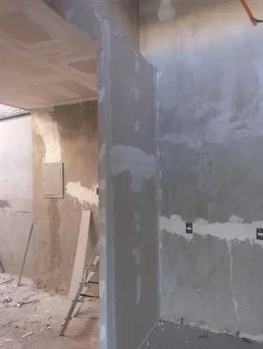 Gesseiro de forro de drywall e colocando de moldura 