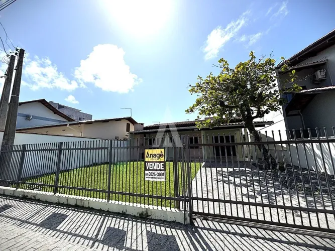 Casa com 3 quartos à venda no bairro Enseada em São Francisco do Sul-SC por R$ 800.000,00.