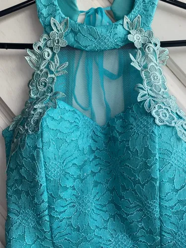 VESTIDO AZUL-TURQUESA EM RENDA