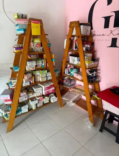 Vendo duas Prateleiras !150,00 reais cada
