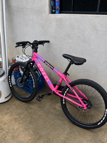 Bicicleta MTB Cozzi Rosa Neon | Freio a Disco | Suspensão | Maxxis