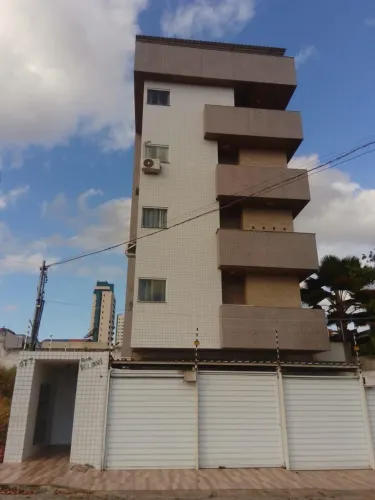 Vende excelente apartamento no Alto Branco pertinho da av. Manoel Tavares. 
