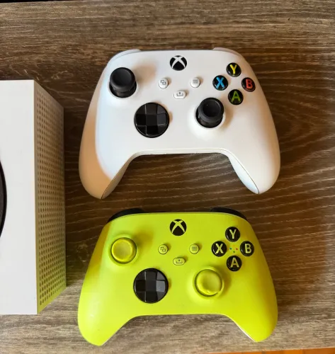 Xbox Séries S - 2 controles