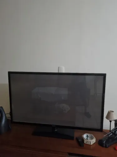 Vendo TV acredito  q seja fonte  não  liga mais ., precisa de reparos  51 polegadas 