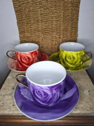 Kit contendo 3 xícaras de chá com estampa de rosas