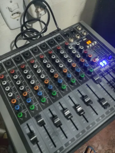 Mesa de som 8 canais 99 Efeitos Vocais XLR/p10 TKL