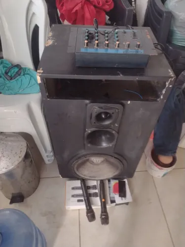 PARA IGREJA: VENDA DE SOM, CADEIRAS E UMA GUITARRA BY FENDER