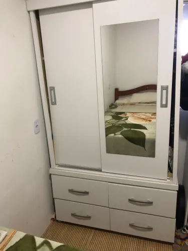 Vendo um guarda roupa de madeira branco