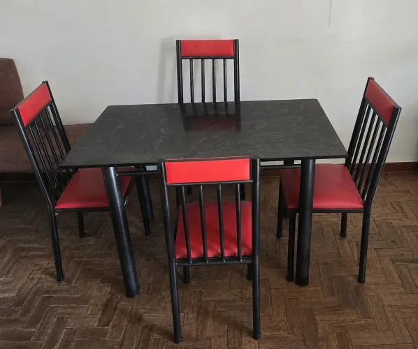 Mesa com cadeiras