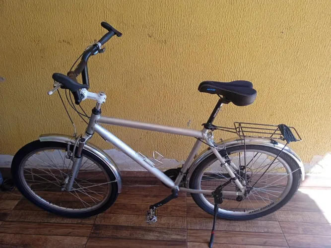 Bicicleta aro 26 quadro de alumínio paralama garupeira descanso mesinha com. Guidom