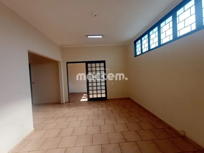 Casa Ampla com 3 Quartos à Venda no Bairro Vila Tibério