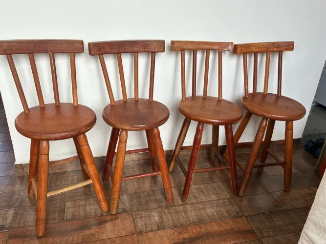 Banquetas de madeira