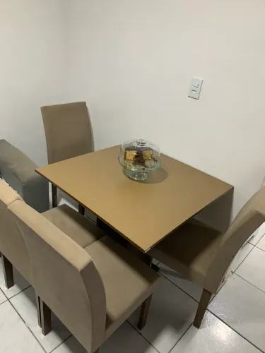 Mesa de jantar com 4 cadeiras
