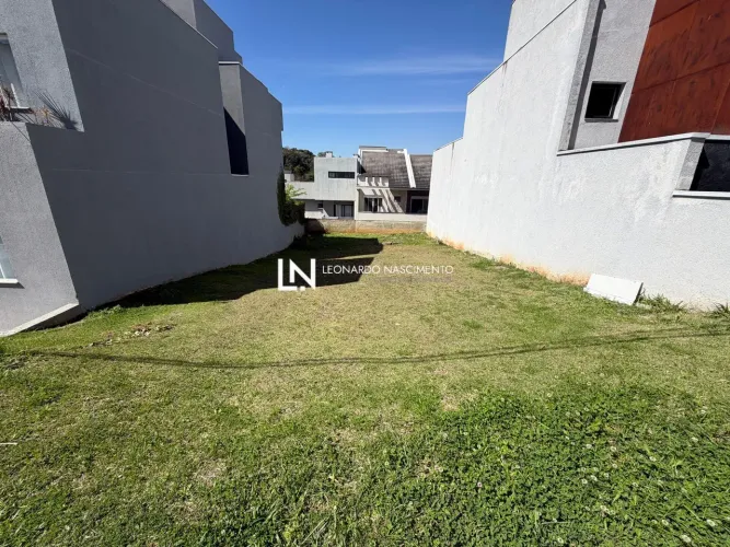 Terreno de 220m² em Condomínio no Santa Cândida