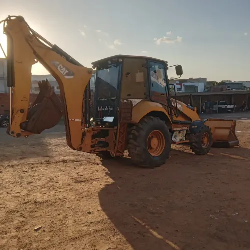 Retroescavadeira CAT 2020 