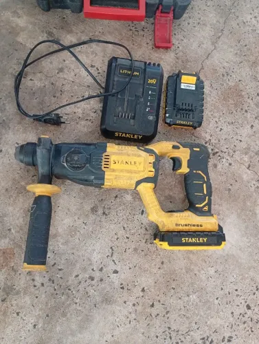 Martelete Stanley 20v carregador e 2 baterias