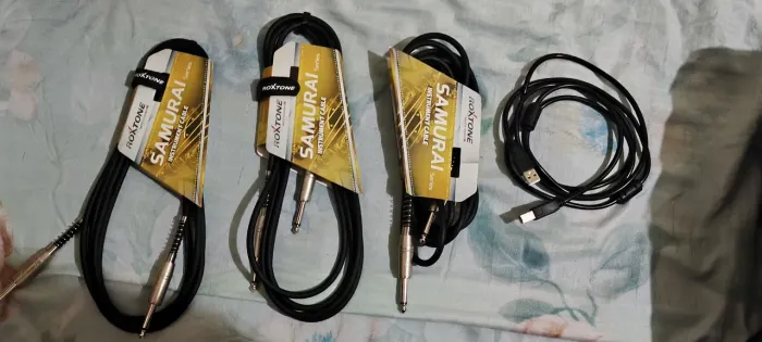Interface de áudio Teyun Q-24 mais 3 cabos p10 pra controlador e teclados em geral.