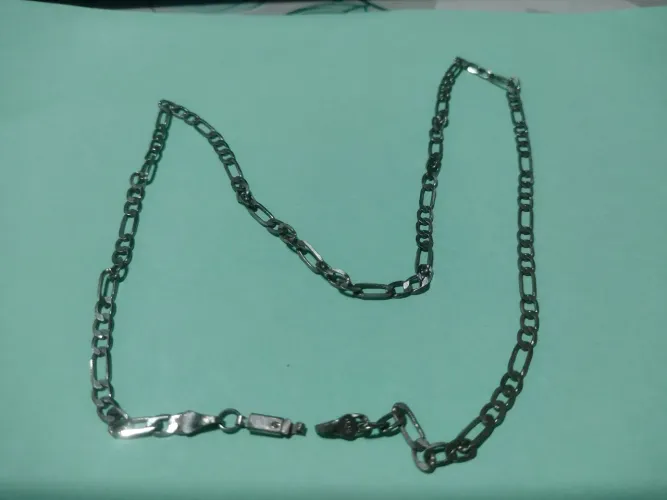Corrente de metal prateado, 50cm, elos fígaro 3x1, fecho avariado.
