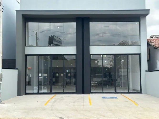 Salão Comercial à Venda em Sumaré-SP, Centro: 2 Salas, 4 Banheiros, 4 Vagas, 271,33 m² de 