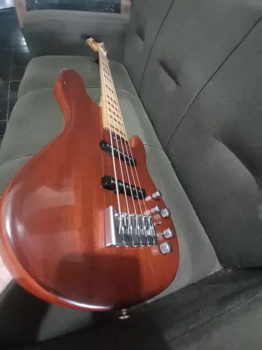 Baixo jazz bass feito por luthier com caps fender!