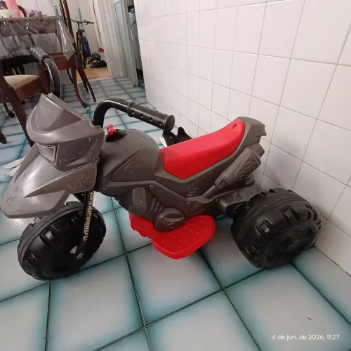 Carrinho infantil semi-novo automático em perfeito estado