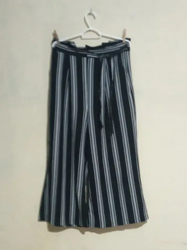 Calça social listrada pantalona