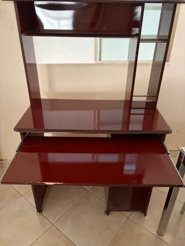 Uma mesa pra computador de madeira