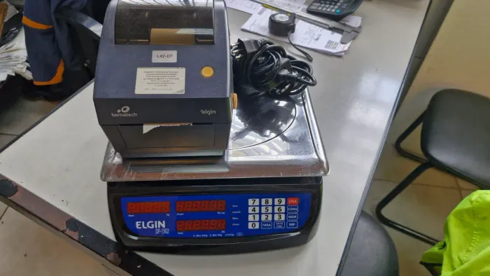 Balança digital e etiquetadora