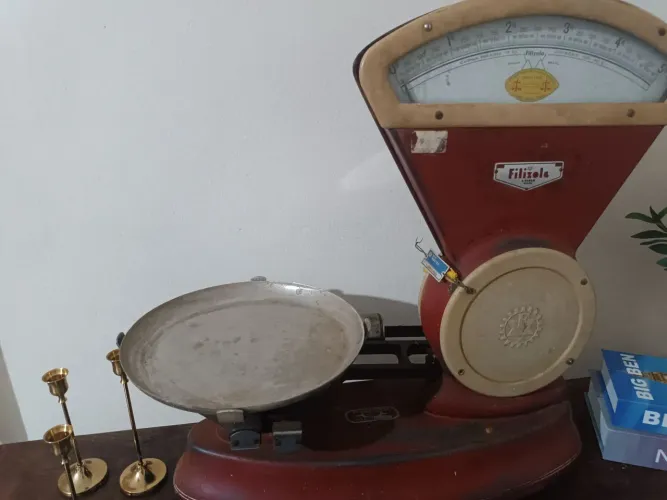 Balança antiga vermelha Filizola em bom estado