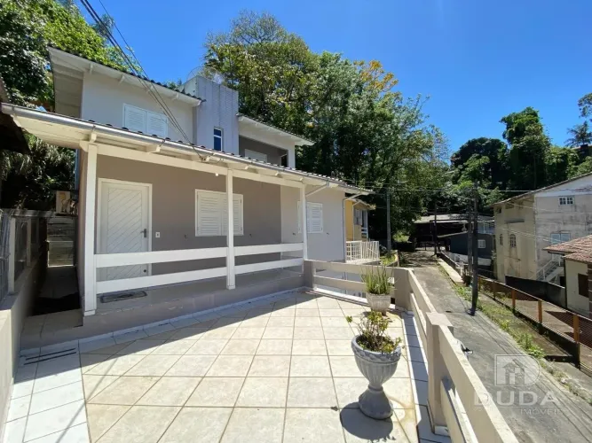 Casa de alvenaria mobiliada com 03 quartos