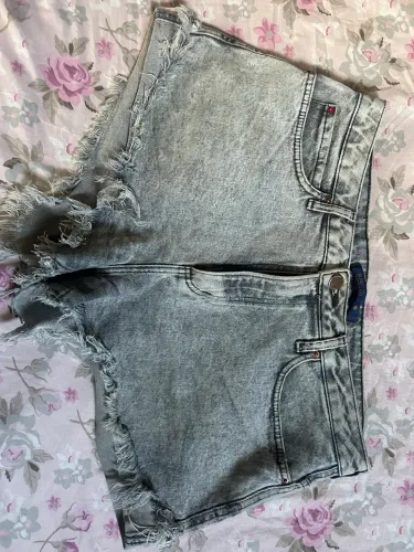 Short jeans cinza