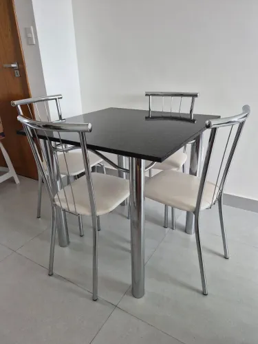 Mesa com tampo em granito 4 cadeiras