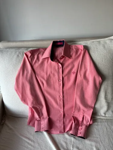 Uma blusa tamanho P