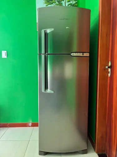 Vendo geladeira Brastemp inox, está impecável 375 litros.Precinho pra vender logo.