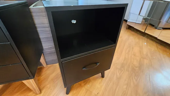 Criado Mudo Preto Retrô com Gaveta e Nicho (Mesa de Cabeceira)