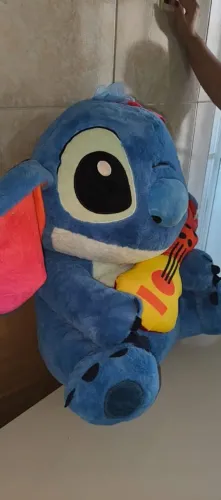 Pelúcia original do Stitch, tamanho grande, custou R$ 900 nova.