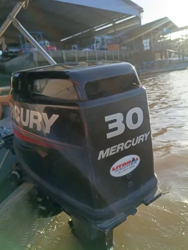 Estou vendendo motor Mercury 30 2 tempos semi-novo nota fiscal