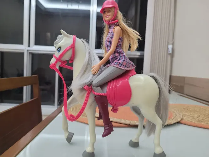 Boneca barbie com cavalo