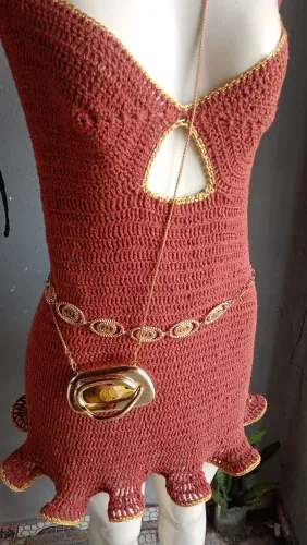 Vestido de crochê marrom ?