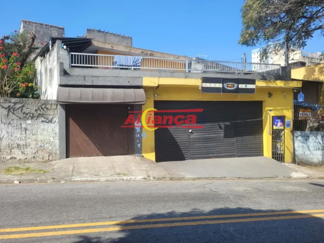 Casa bem localizada na Av. Nova America, ampla e arejada, com um Salão que podes ser aluga