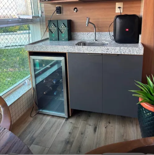 Bancada em Granito, com torneira e Cuba em aço inox e armário em mdf na cor preto