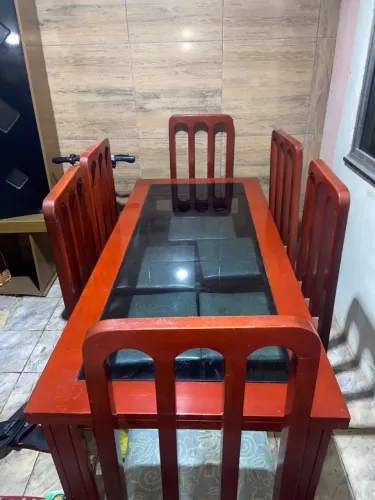 Mesa com 6 lugares de madeira e vidro
