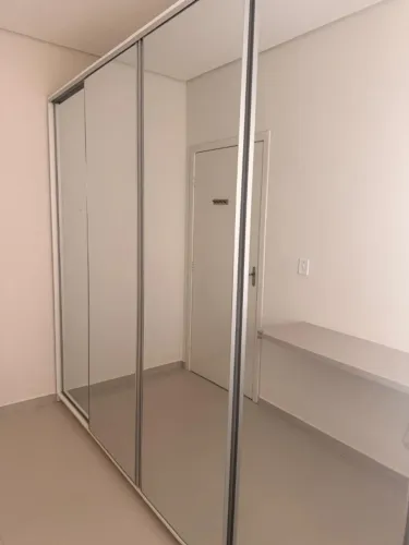 Guarda-roupa de casal grande com portas de espelho