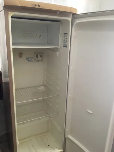 Vende-se geladeira c/ defeito