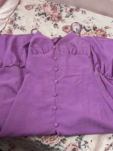 Vestido lilás longo com fenda na frente
