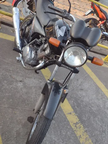 Vende-se essa Titan motinha muito top ? não baixa óleo e nem fuma