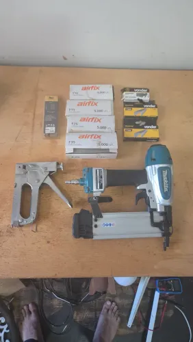 Pinador Pneumático Makita AF506 + Pinos Airfix e Grampeador Manual